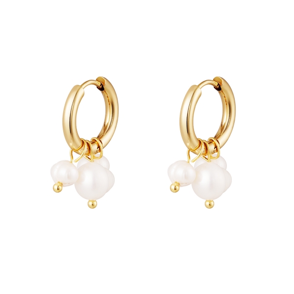 Earrings with dangling pearls